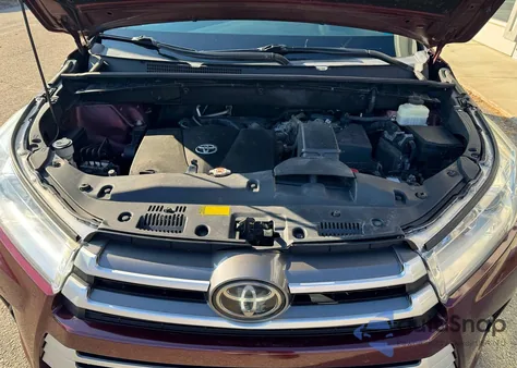 2018 Toyota Highlander Xle z USA, uszkodzony, nr VIN 5TDJZRFH2JS823121